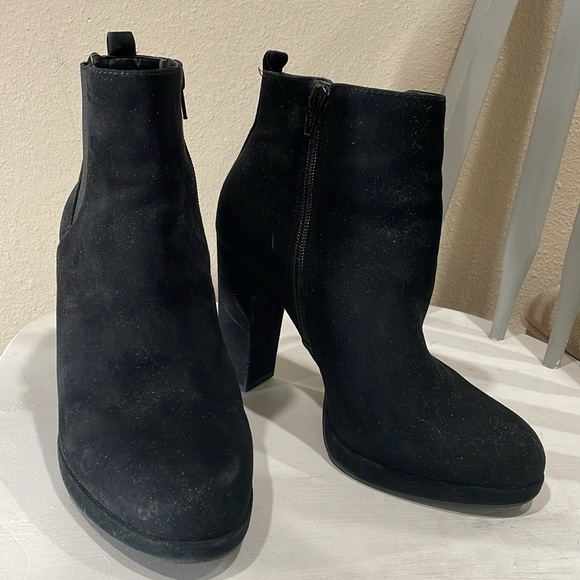 GB Ad-Mire Black Suede Platform Booties Sz 9.5 - Picture 2 of 5
